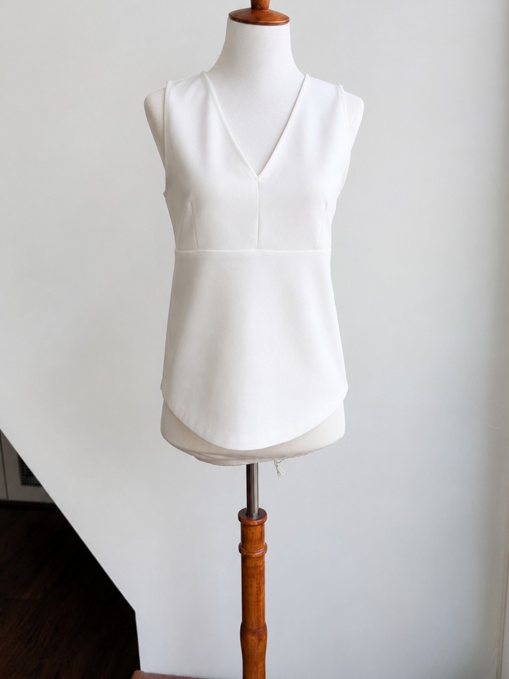 Ann Taylor White V-Neck Sleeveless Camisole